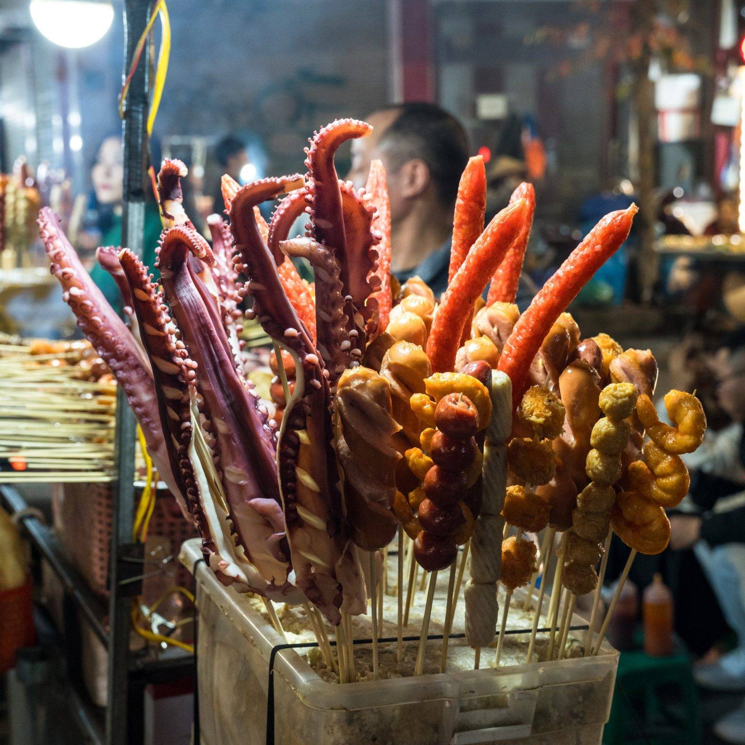 Ein Essensstand auf dem Nachtmarkt in Hanoi