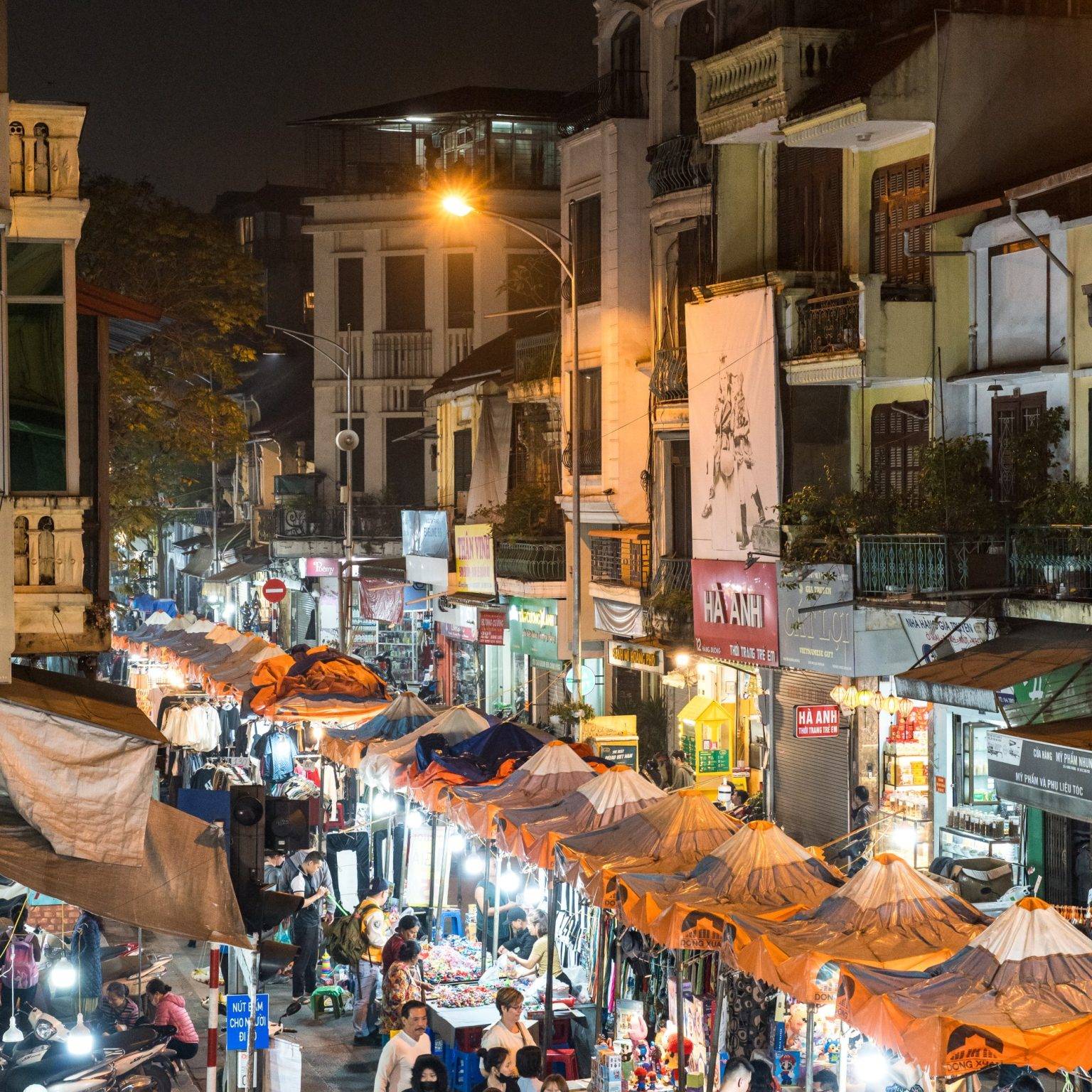 Menschen bummeln durch den Nachtmarkt mit seinen vielen Ständen
