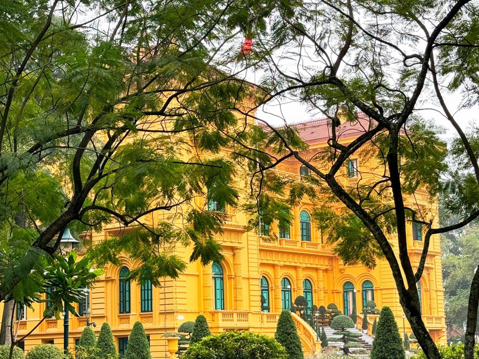 Der Präsidentenpalast Phu Chu tich hinter Bäumen.