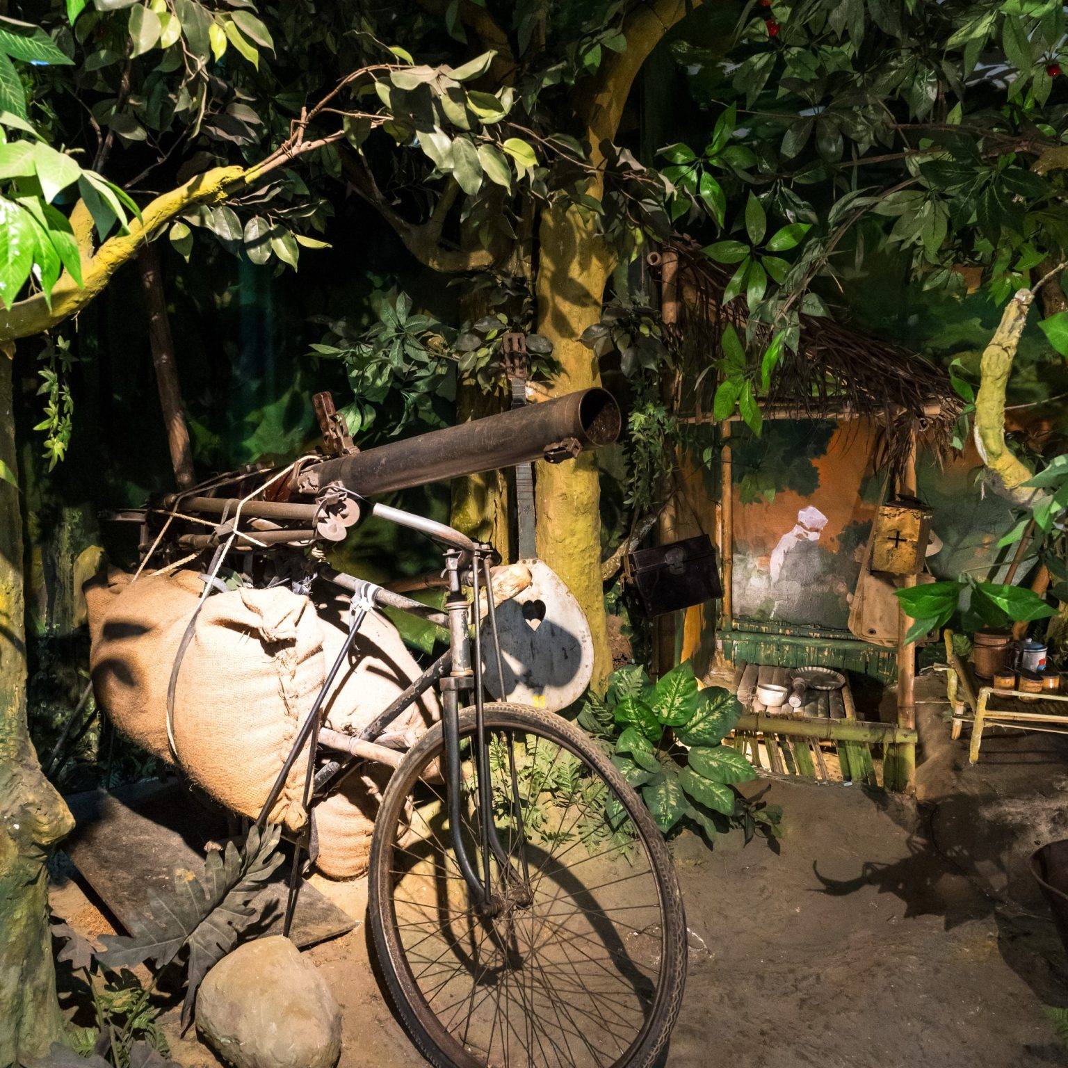 Ein altes, beladenes Fahrrad im Vietnam Military History Museum.