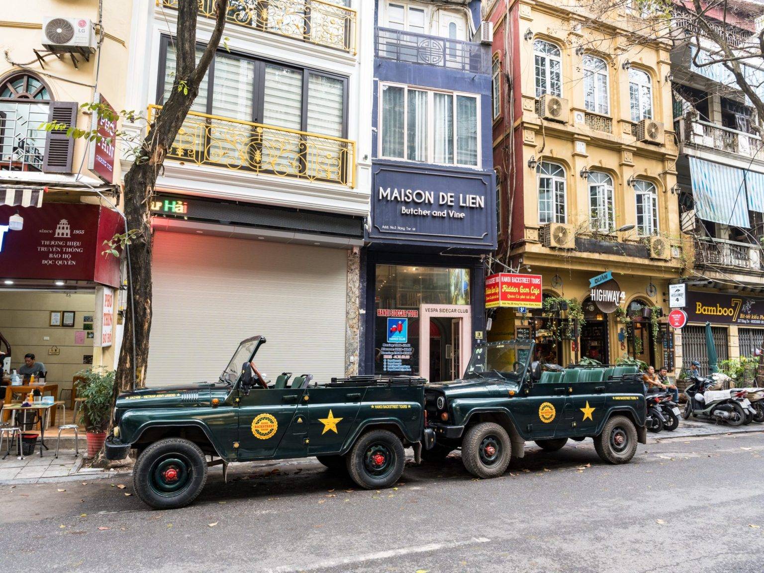 Alte Jeeps in der Altstadt von Hanoi