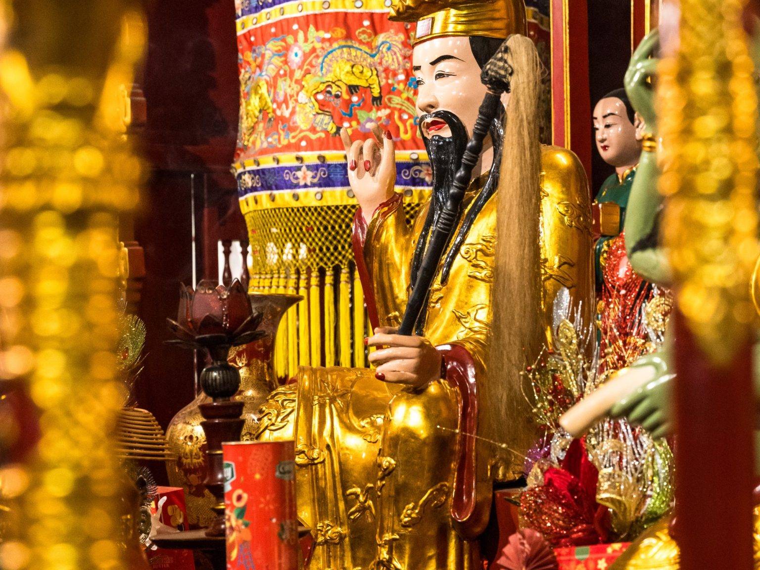 Eine goldene Statue im Ngoc Son Tempel in Hanoi