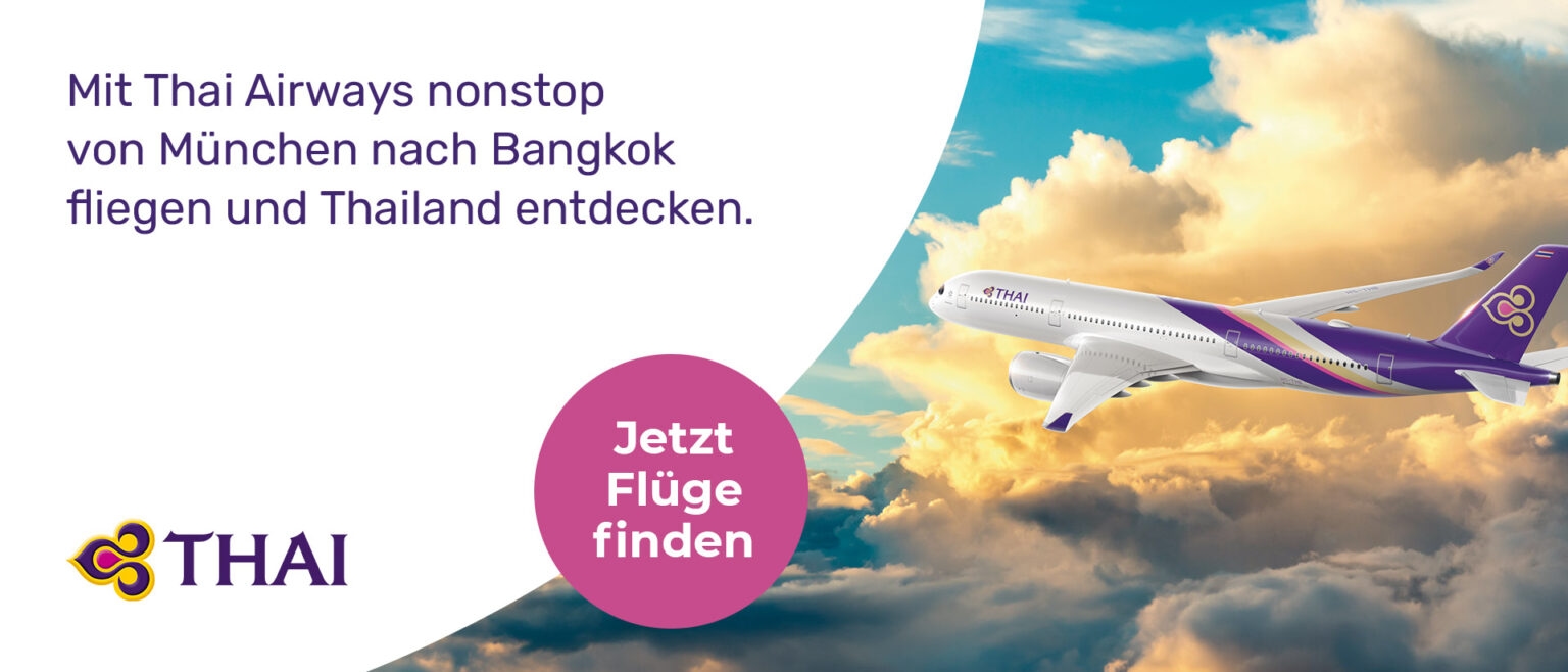 Banner der Fluglinie Thai Airways ruft zum Flüge finden auf.