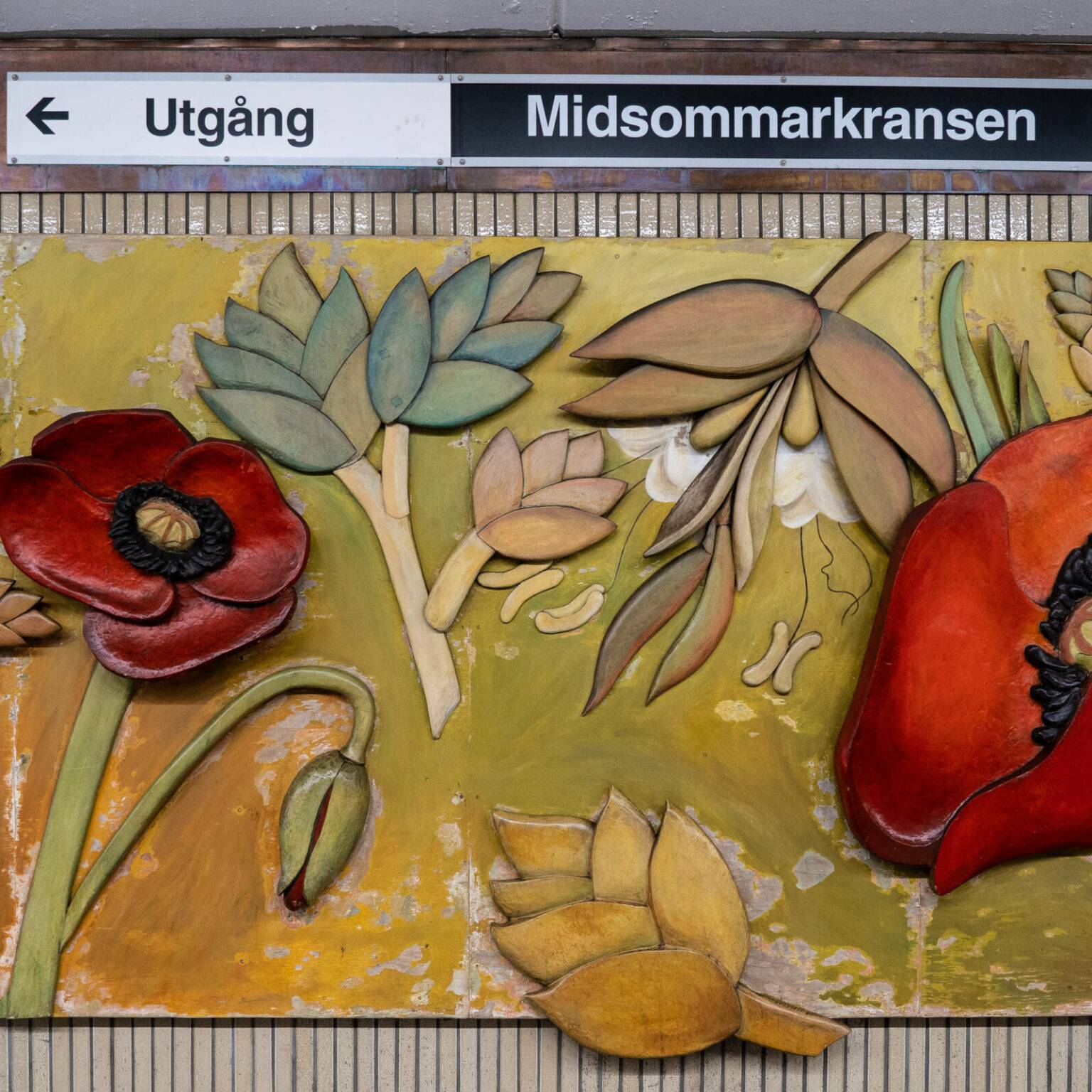 Straßenkunst wohin das Auge sieht, selbst vor der Stockholmer U-Bahn-Haltestelle Midsommarkransen macht sie nicht halt.