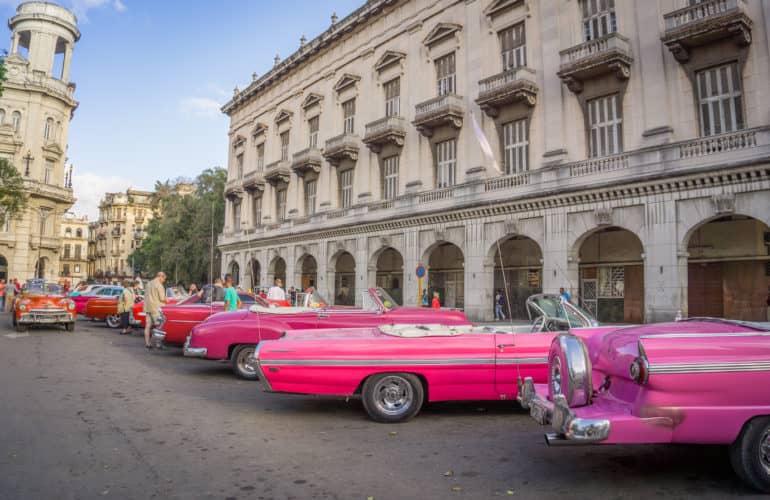 Du musst unbedingt mit einem der Oldtimer durch Havanna cruisen!