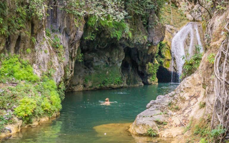 Hinter dem Wasserfall befindet sich eine tolle Höhle.