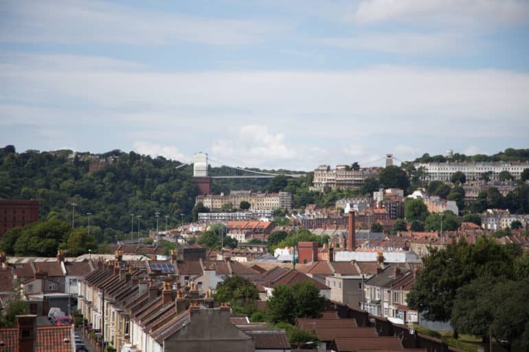 Clifton Suspension Bridge. Die Touristenbusse fahren die Brücke an.
