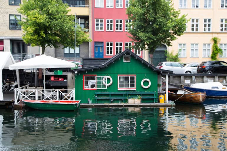 An den Kanälen entlang schlendern und schöne Hausboote entdecken.