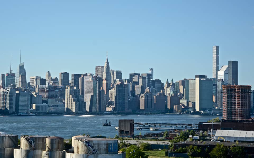 Ein beeindruckender Sightseeing Ort: die Dachterrasse des Wythe Hotels bietet einen Ausblick auf die Skyline von New York.