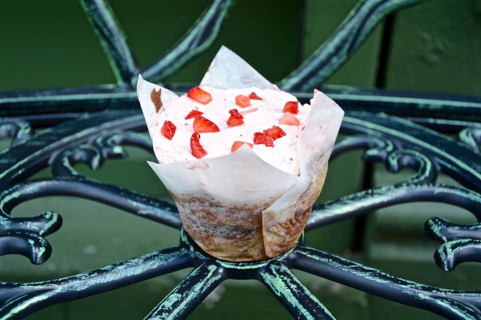 Der Erdbeer Cupcake vom Cupcake Market im East Village ist ein himmlisch guter Insider Tipp in New York.