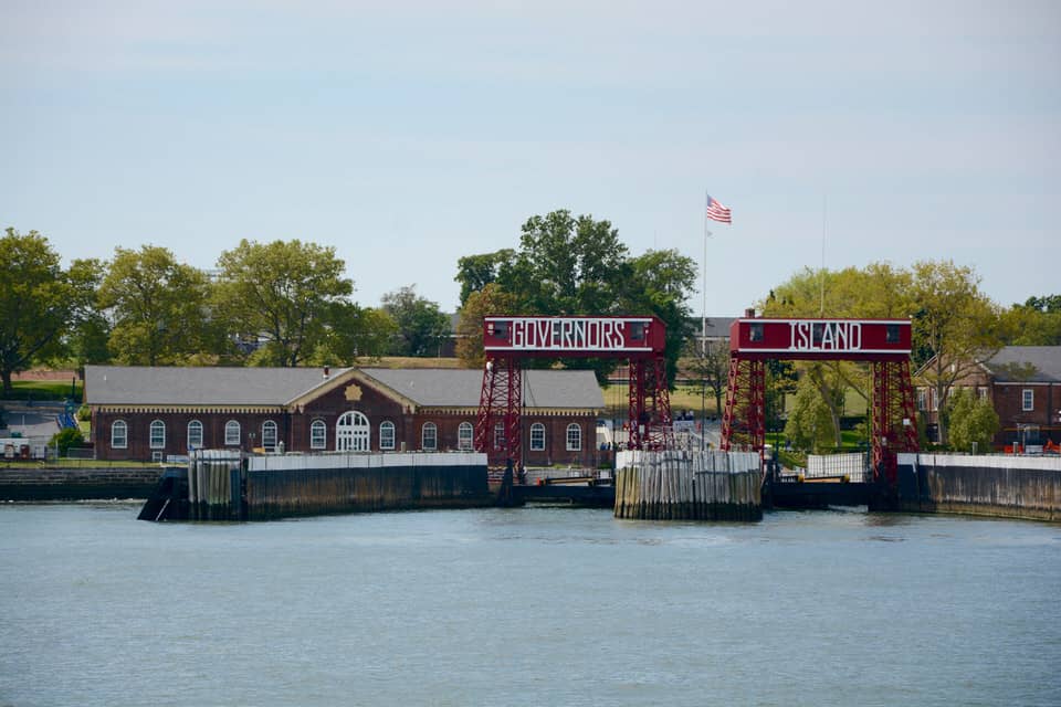 Ein Must-See fürs Sightseeing: Über das Wasser sieht man bereits von weitem, dass man am Hafen der Governors Island ankommt.