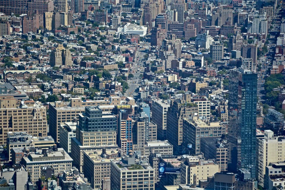 Vom One World Observatory sehen die unzähligen Häuser fast schon klein aus.