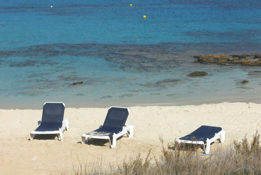 Freie Auswahl an Liegen am Makronissos Strand.