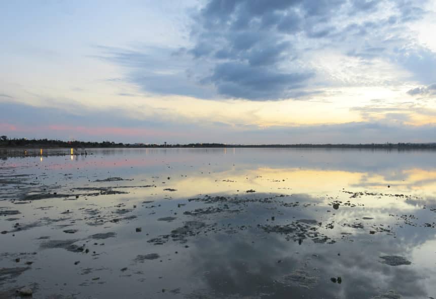 Abendstimmung am spiegelglatten Salzsee von Larnaka.