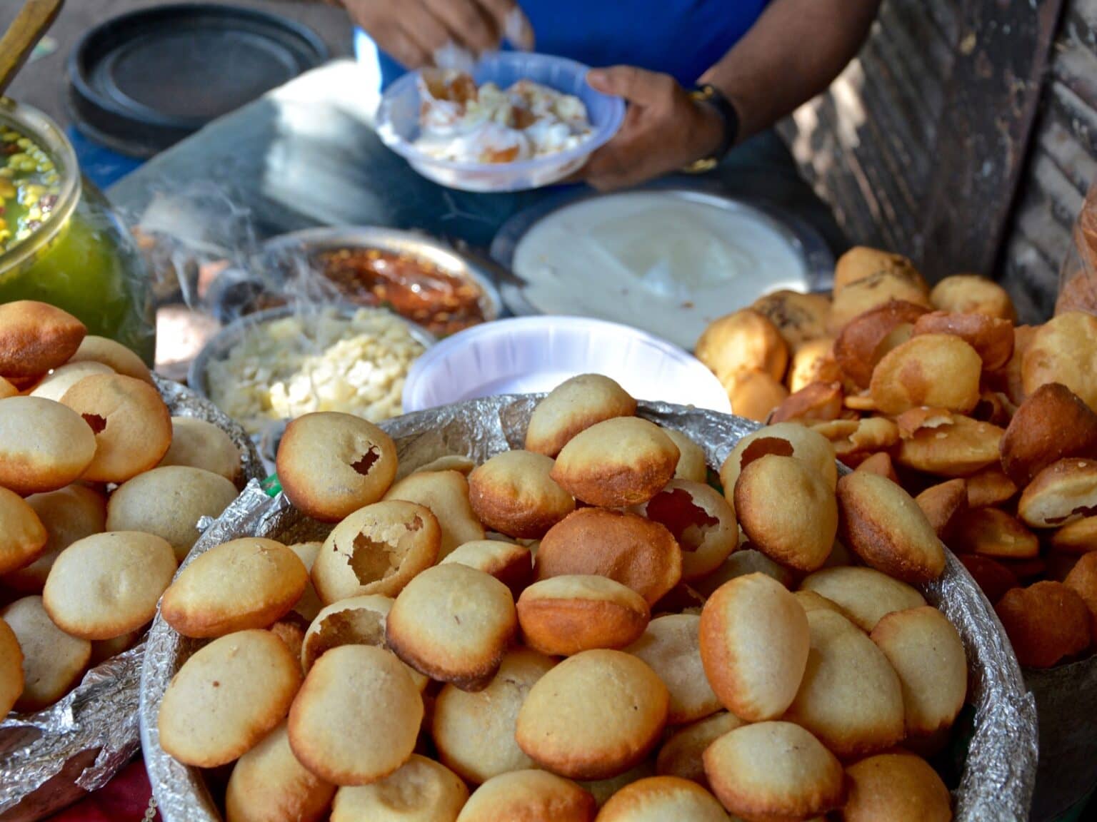 Auf den Straßen von Delhi werden in Schüsseln Golgappas mit gefüllt mit Kichererbsen zum Verkauf angeboten.