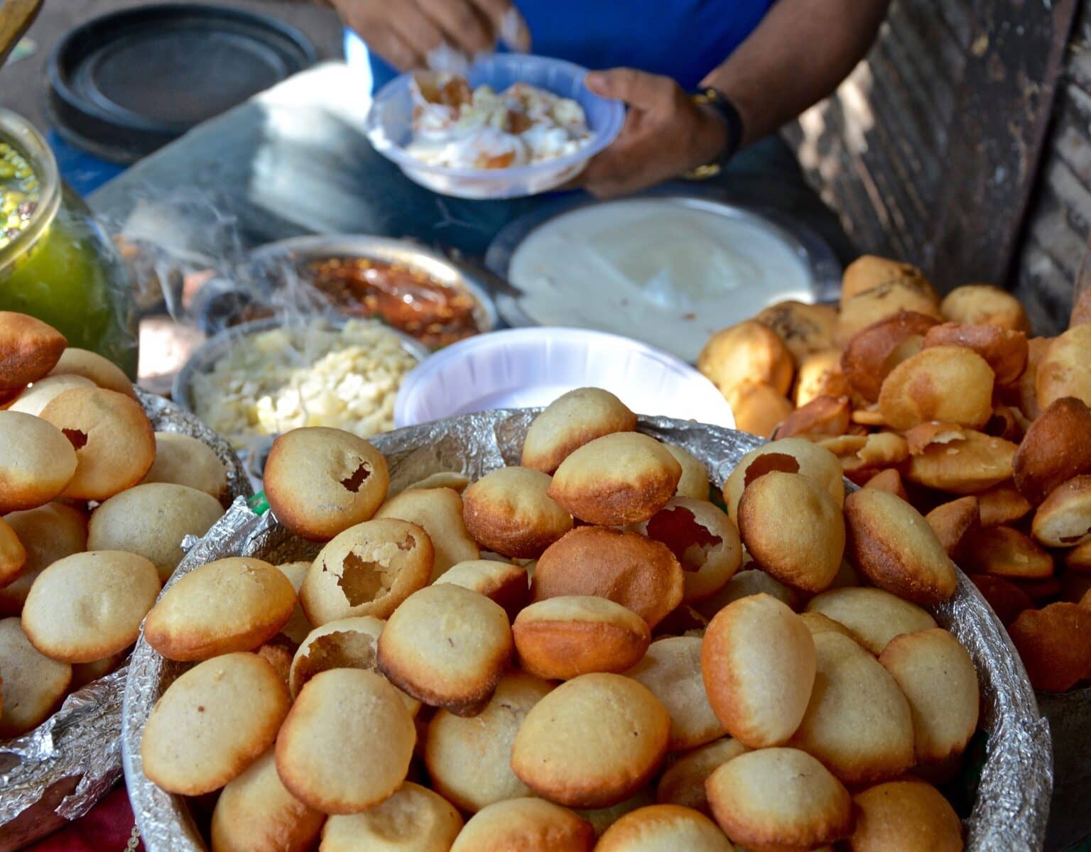 Auf den Straßen von Delhi werden in Schüsseln Golgappas mit gefüllt mit Kichererbsen zum Verkauf angeboten.