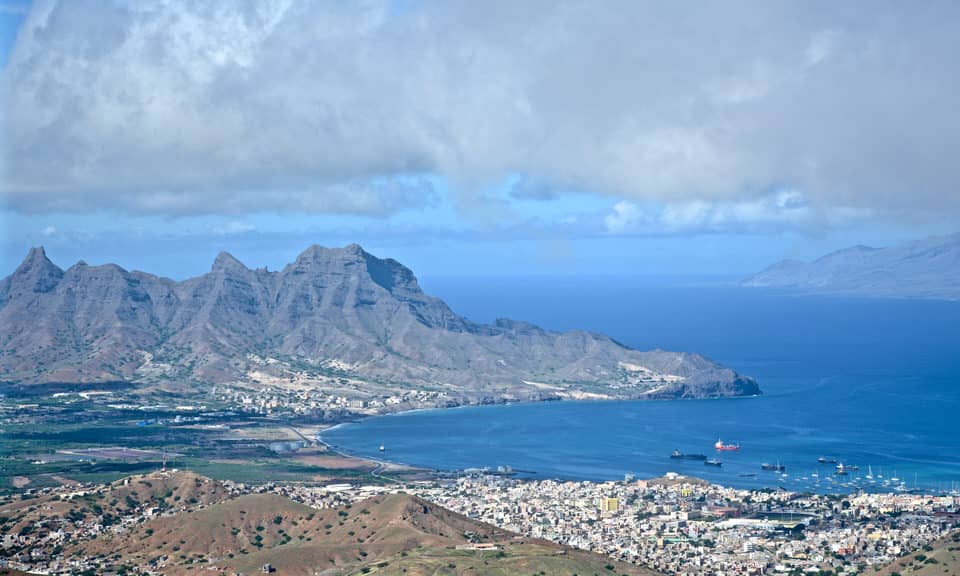 Die Bucht von Mindelo mit Hafen und Bergkulisse.