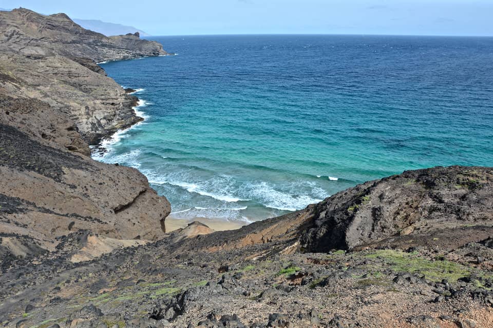 Wandern mit Meerblick: Der Atlantik zeigt sich in türkisblau.