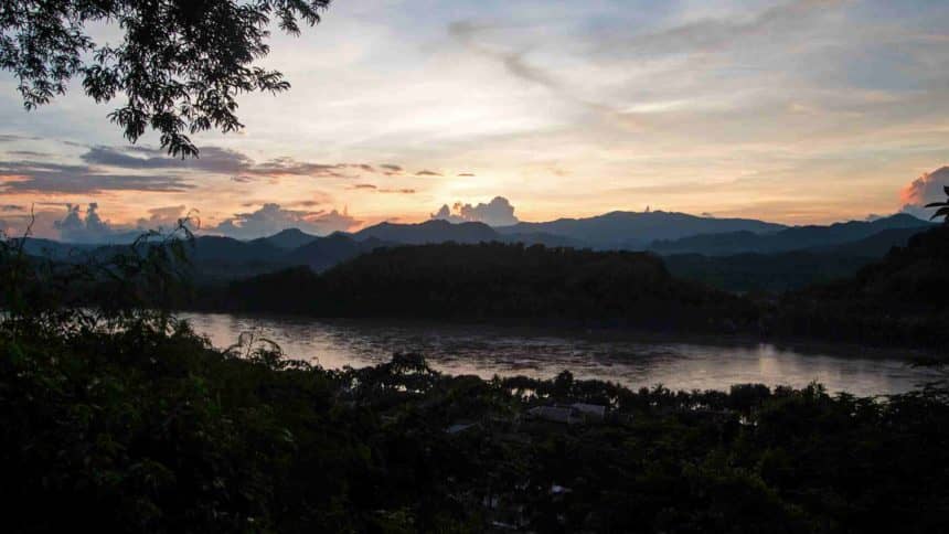 Die Aussicht vom Mount Phou Si in Luang Prabang bei Sonnenuntergang.