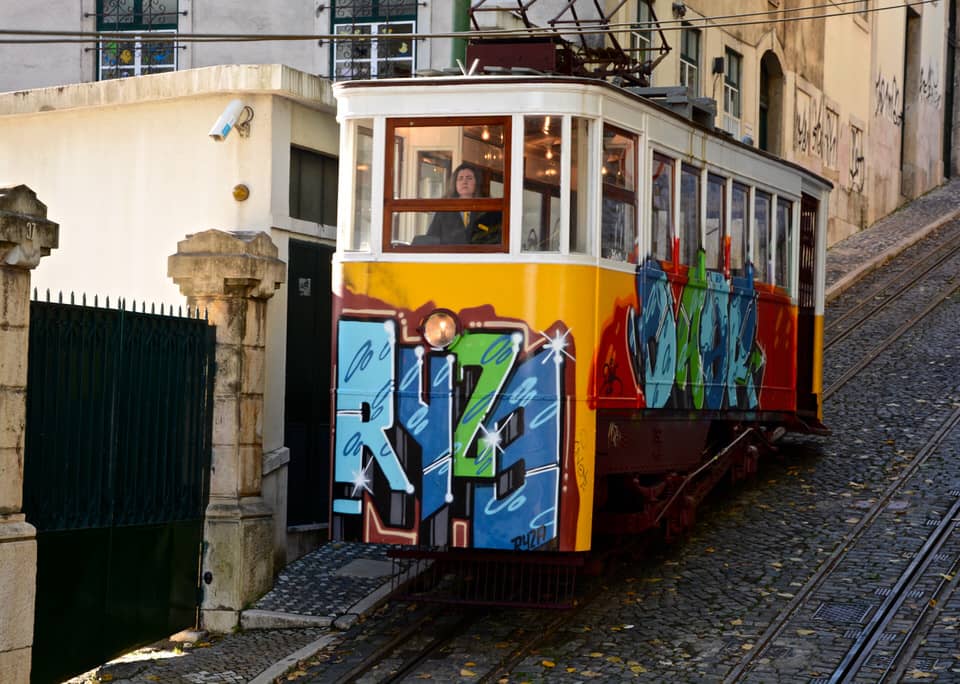 Selbst die altehrwürdige Standseilbahn Elevador da Glória trägt Graffiti.