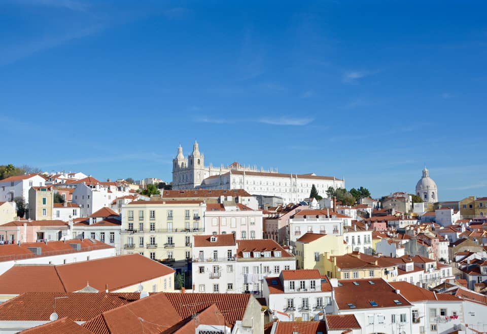 Ausblick auf das Häusermeer der Alfama vom Miradouro de Santa Luzia.