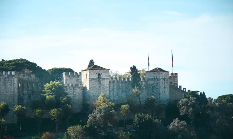 Die dicken Wehrtürme des Castelo de São Jorge sind schon von weitem sichtbar.