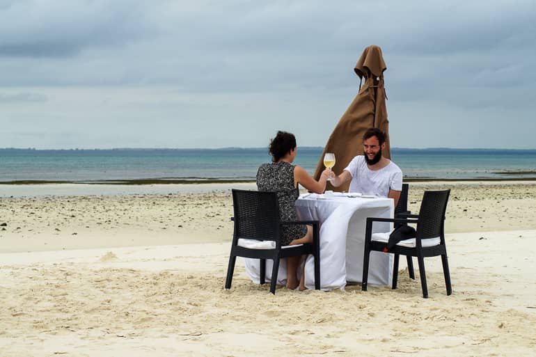 Travellers Insight Reiseblog Tansania Sansibar Sandbank Mittagessen