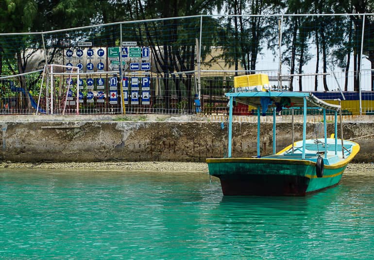 Am Vormittag ist der kleine Hafen auf Pramuka Island nur mit wenigen Fischerbooten gefüllt.