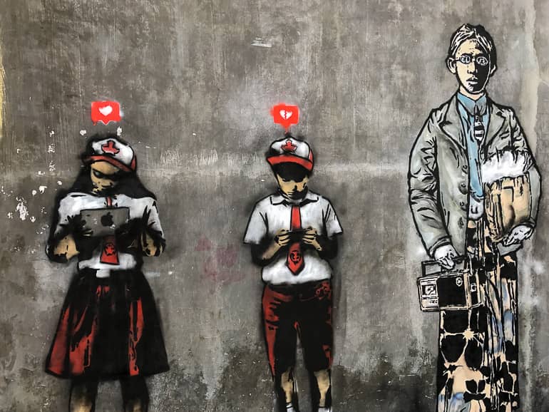 Streetart in Yogyakarta: Auch Indonesien ist eine Smartphone-Nation.