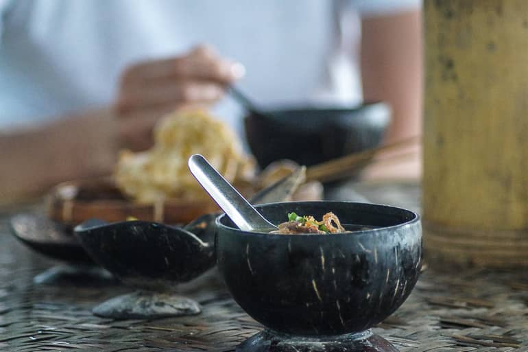 Die beste Mittagspause: Eine frisch zubereitete Soto Ayam, Hühnersuppe à la Indonesien.
