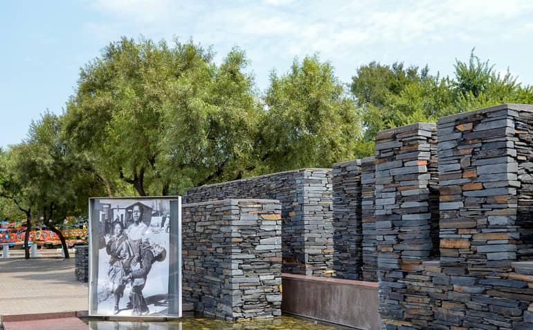 Graue Steinplattentürme sind in Johannesburg das Mahnmal für Hector Pieterson.