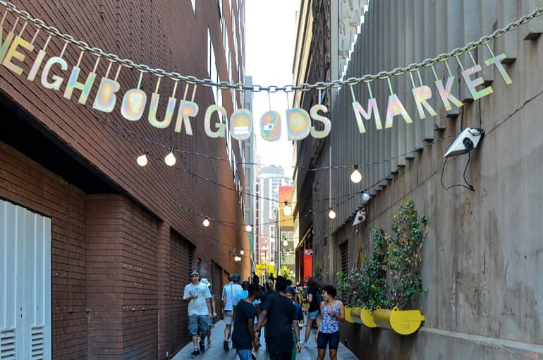 In einer kleinen Gasse zwischen Hochhäusern befindet sich in Johannesburg der Neighboursgoods Market.