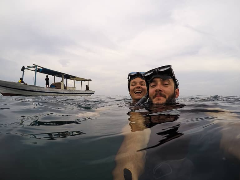 Mit dem kleinen Fischerboot geht es raus zu den anderen Inseln.