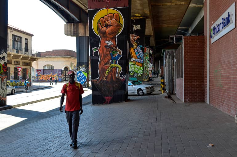 Brückenpfeiler Streetart in Johannesburg - ein Baum in Form eines Baumes kämpft gegen die Abholzung.
