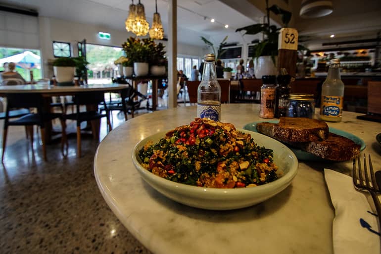 In Manlys Restaurant The Boathouse wird an einem Marmortisch frischer Salat mit Brot serviert.