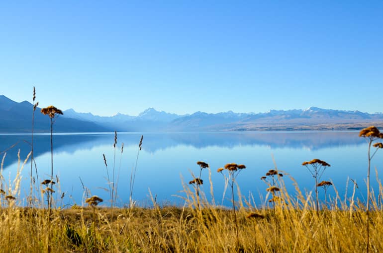 Der Lake Pukaki mit der Bergkulisse rund um den Mount Cook im Hintergrund.