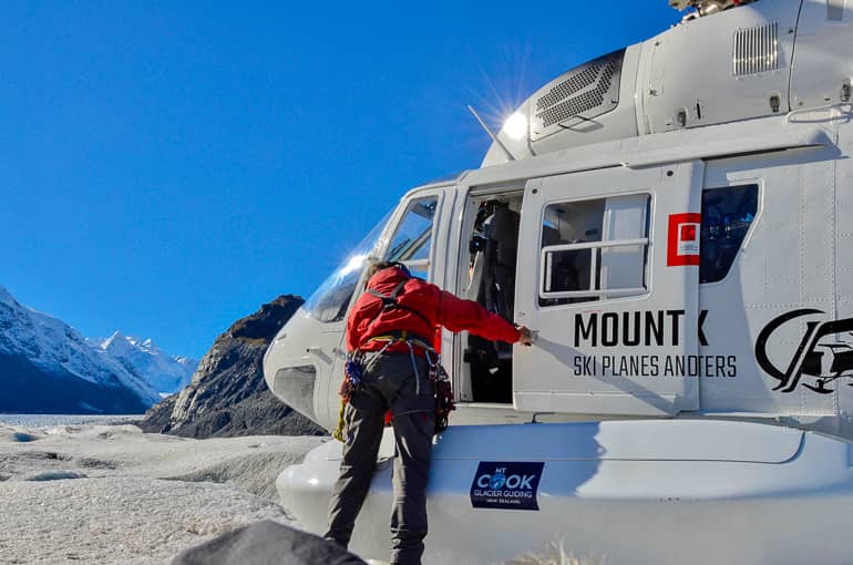 Mit dem Heli geht es zum Wanden auf den Tasman Gletscher.