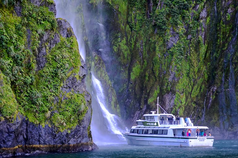 Wasserfälle, Delfine und grüne Gebirgsflanken - das ist der Milford Sound.
