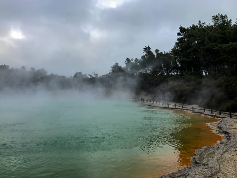 In Rotorua lebt die Erde wie etwa bei den farbenfrohen Kraterseen.