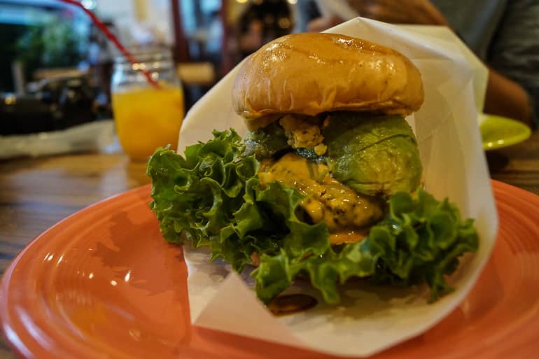 Im Ishigaki Village: kleiner Burgerladen im 1. Stock, der super frische Burger zaubert.