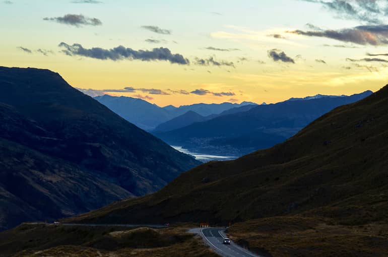 Zum Sonnenuntergang erreichen wir Queenstown.