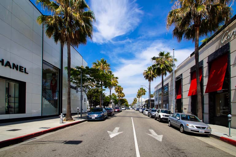 Der Blick auf den Rodeo Drive zeigt auf der rechten Seite eine Botique von Chanel und links ein Geschäft von Cartier.