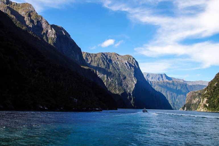 Wunderbar idyllisch: Wer Glück hat, der sieht hier in Milford Sound auch ab und zu Delfine.