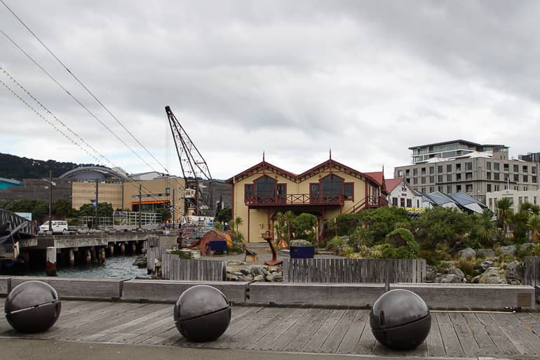 Auch unter dem dichten Wolkenhimmel ein perfekter Ort zum Spazierengehen: die Waterfront.