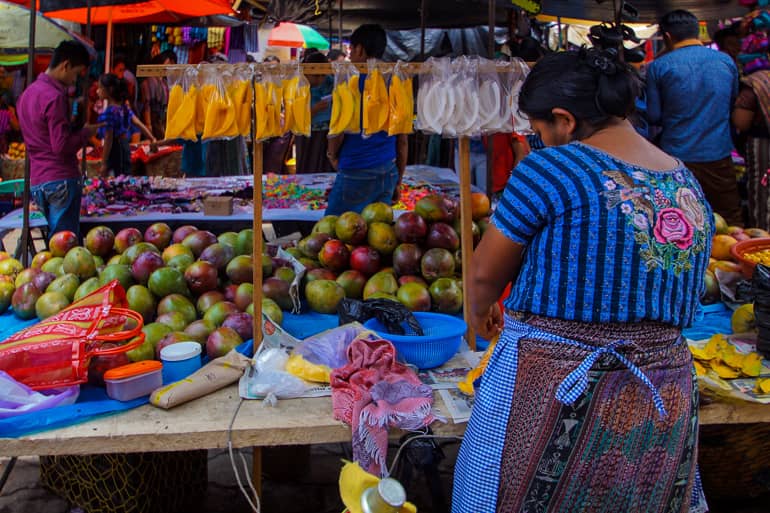 Mangos, Avocados und bunte Kleidung – so weit das Auge reicht.