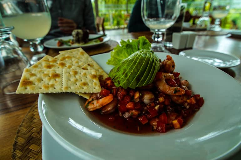 Mittags im Mengalas Restaurant echt-guatemaltekische Ceviche.