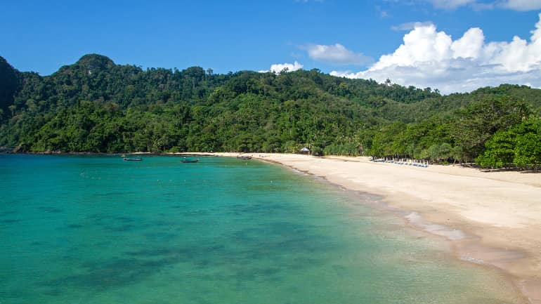 Südwestlich von Koh Mooks, befindet sich die Bucht Haad Farang, deren Traumstrand, umgeben von üppiger Vegetation, kleine Boote zum Verweilen anlockt.