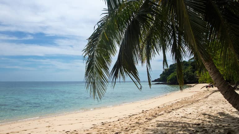 Der Sunset Beach an der Ostküste Koh Mooks, Koh Kradan, bietet den Besuchern ein erholsames Plätzchen unter Palmen mit Blick auf das blauschimmernde Meer.