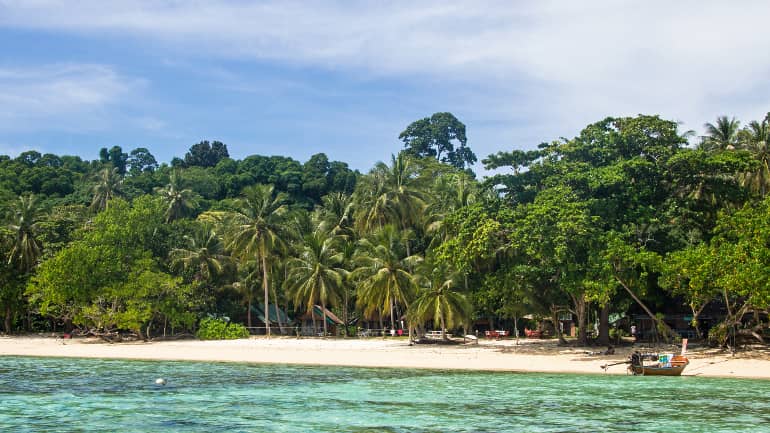 Der Blick vom Wasser auf den Sunset Beach von Koh Kradan.