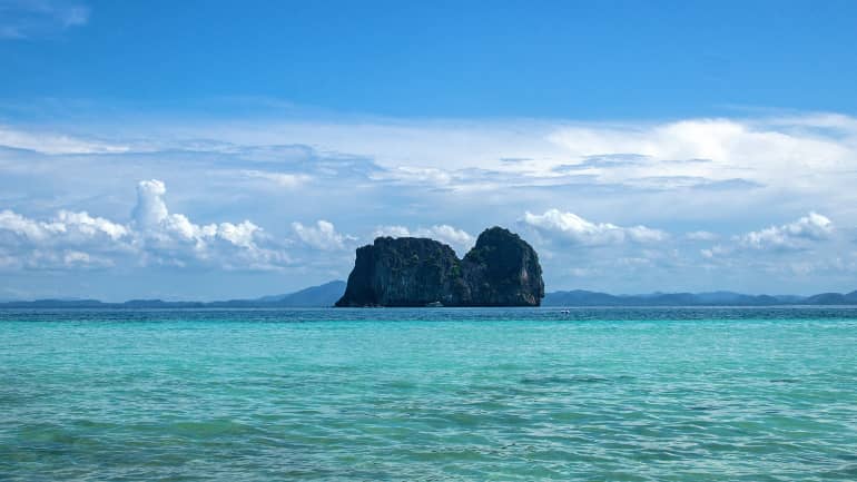 Die Aussicht von Koh Ngai auf die kleine Insel Koh Ma.